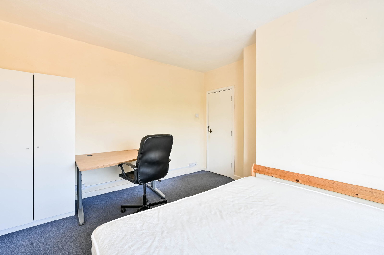 4 bed semi-detached house for sale in Byrefield Road, Guildford, GU2  - Property Image 9