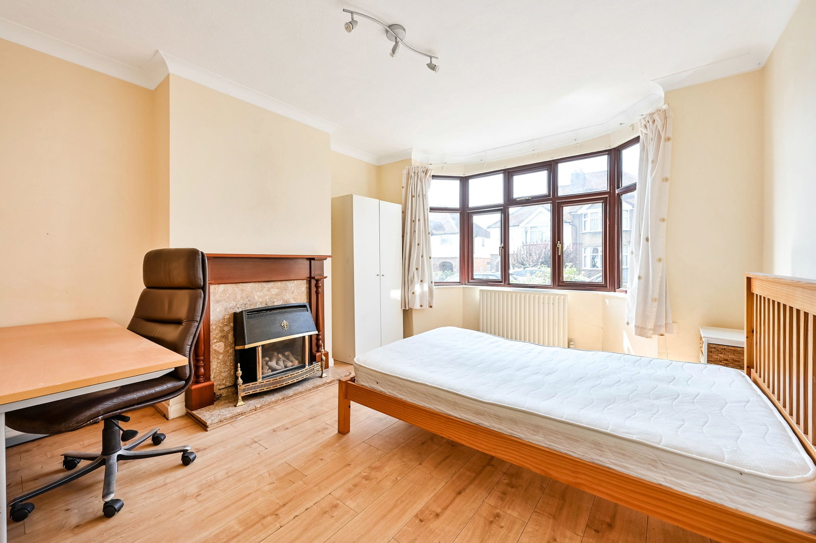 4 bed semi-detached house for sale in Byrefield Road, Guildford, GU2  - Property Image 7