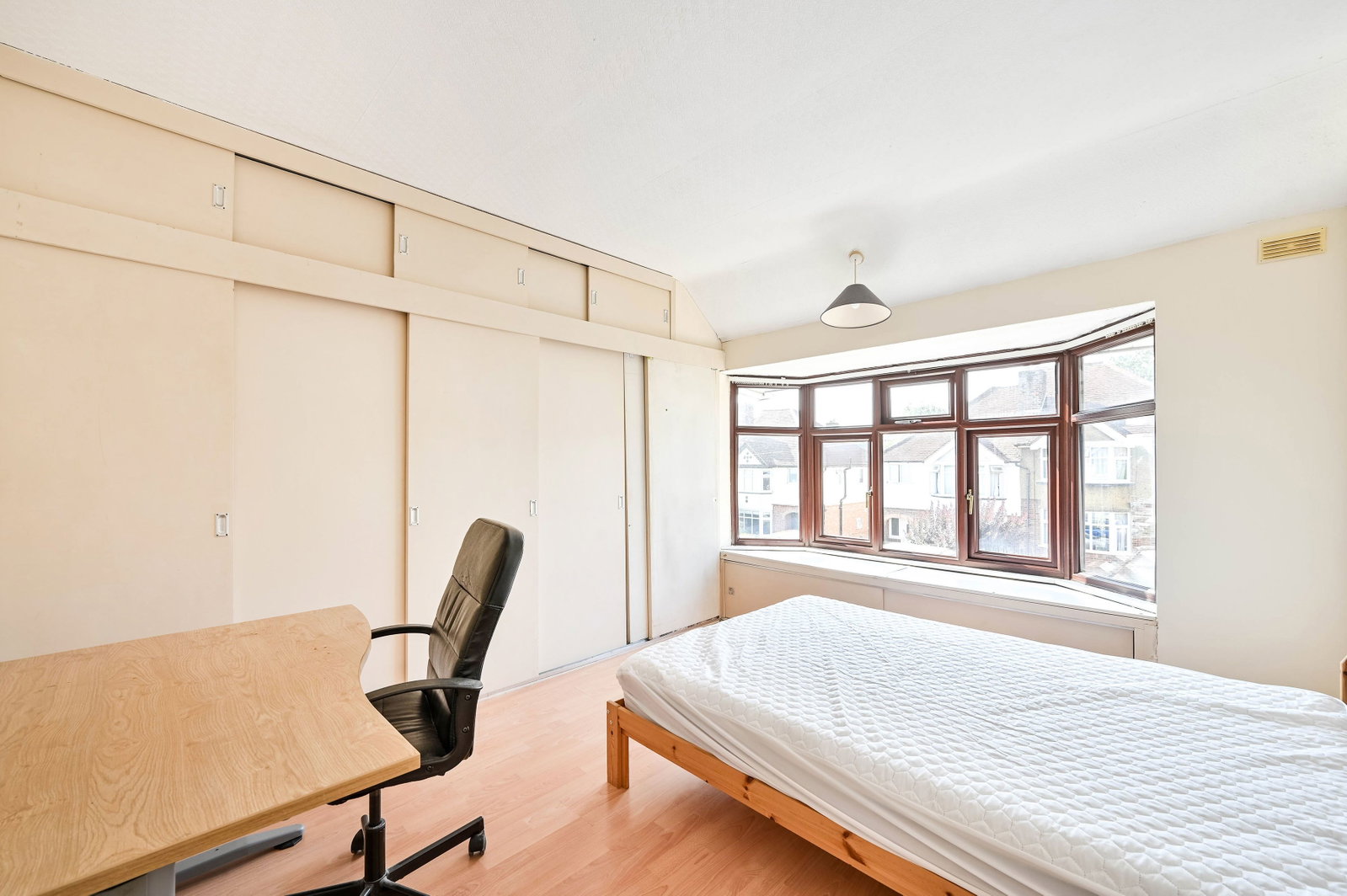 4 bed semi-detached house for sale in Byrefield Road, Guildford, GU2  - Property Image 3