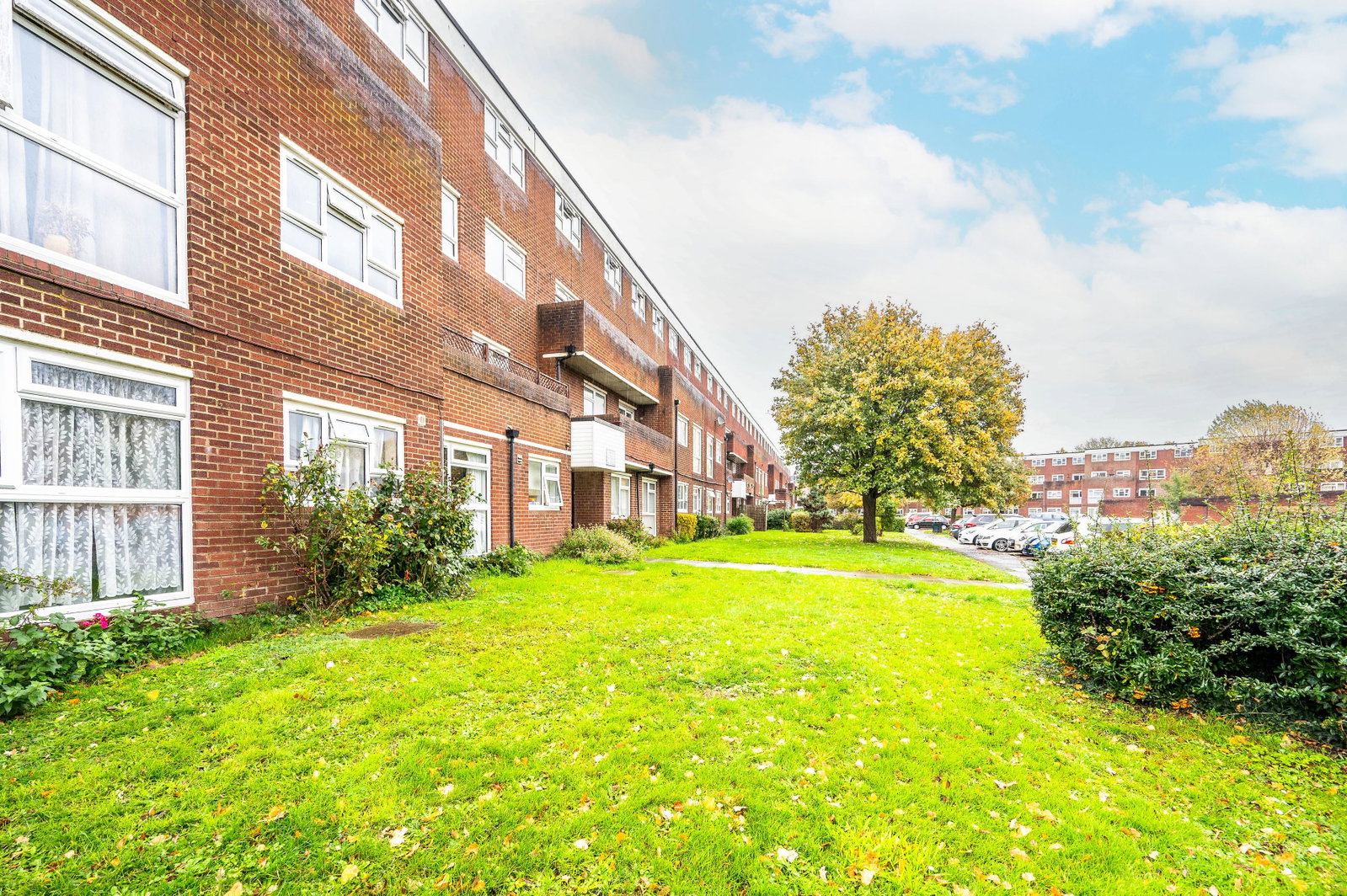 2 bed flat for sale in Hazelmere Close, Leatherhead, KT22  - Property Image 10