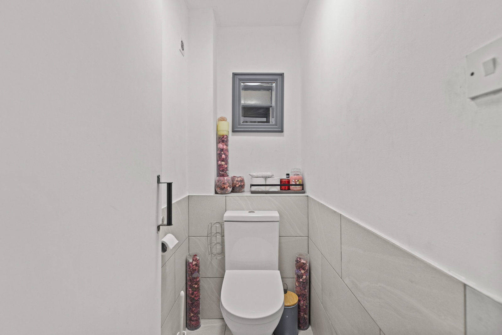 2 bed flat for sale in Hazelmere Close, Leatherhead, KT22  - Property Image 9