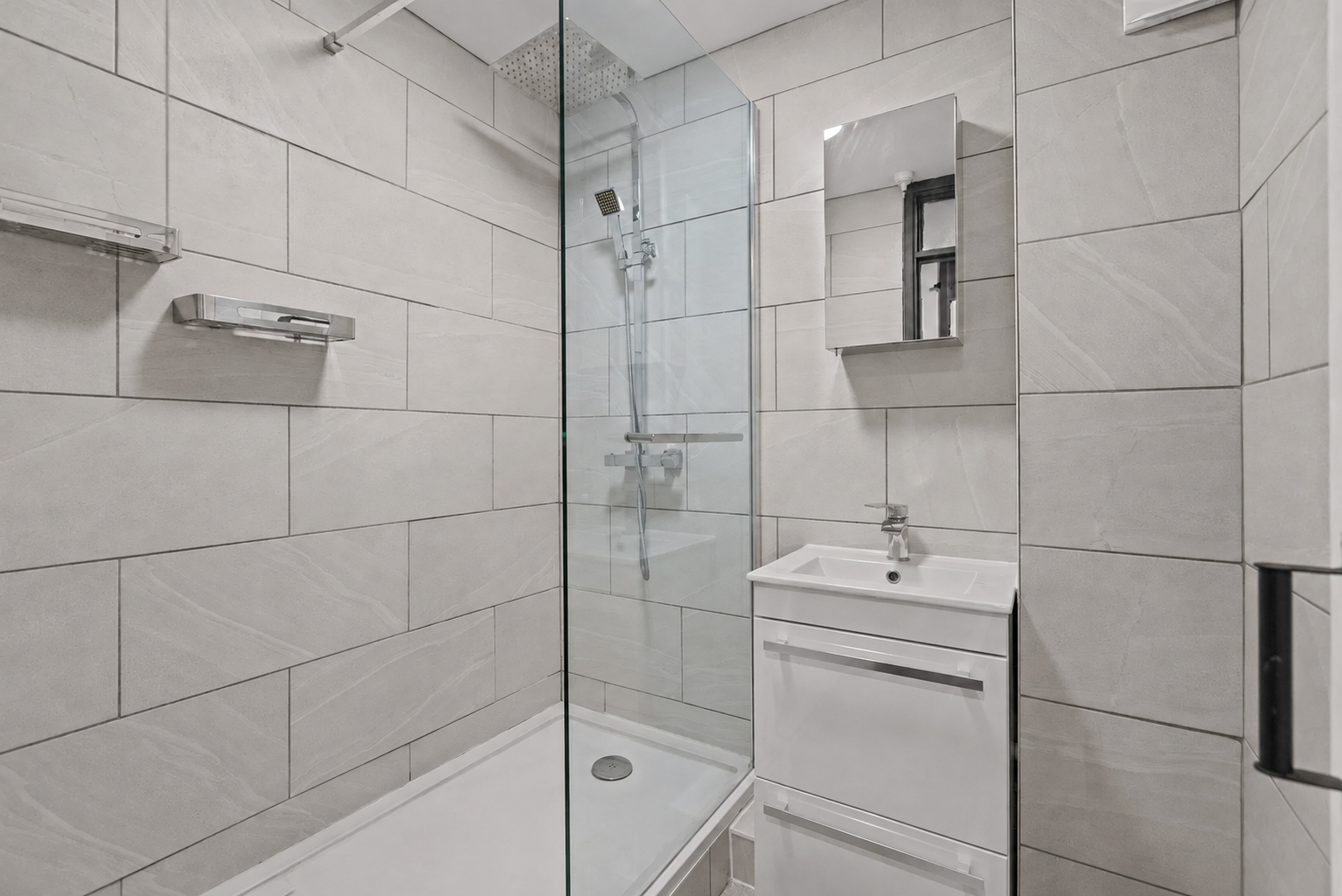2 bed flat for sale in Hazelmere Close, Leatherhead, KT22  - Property Image 7