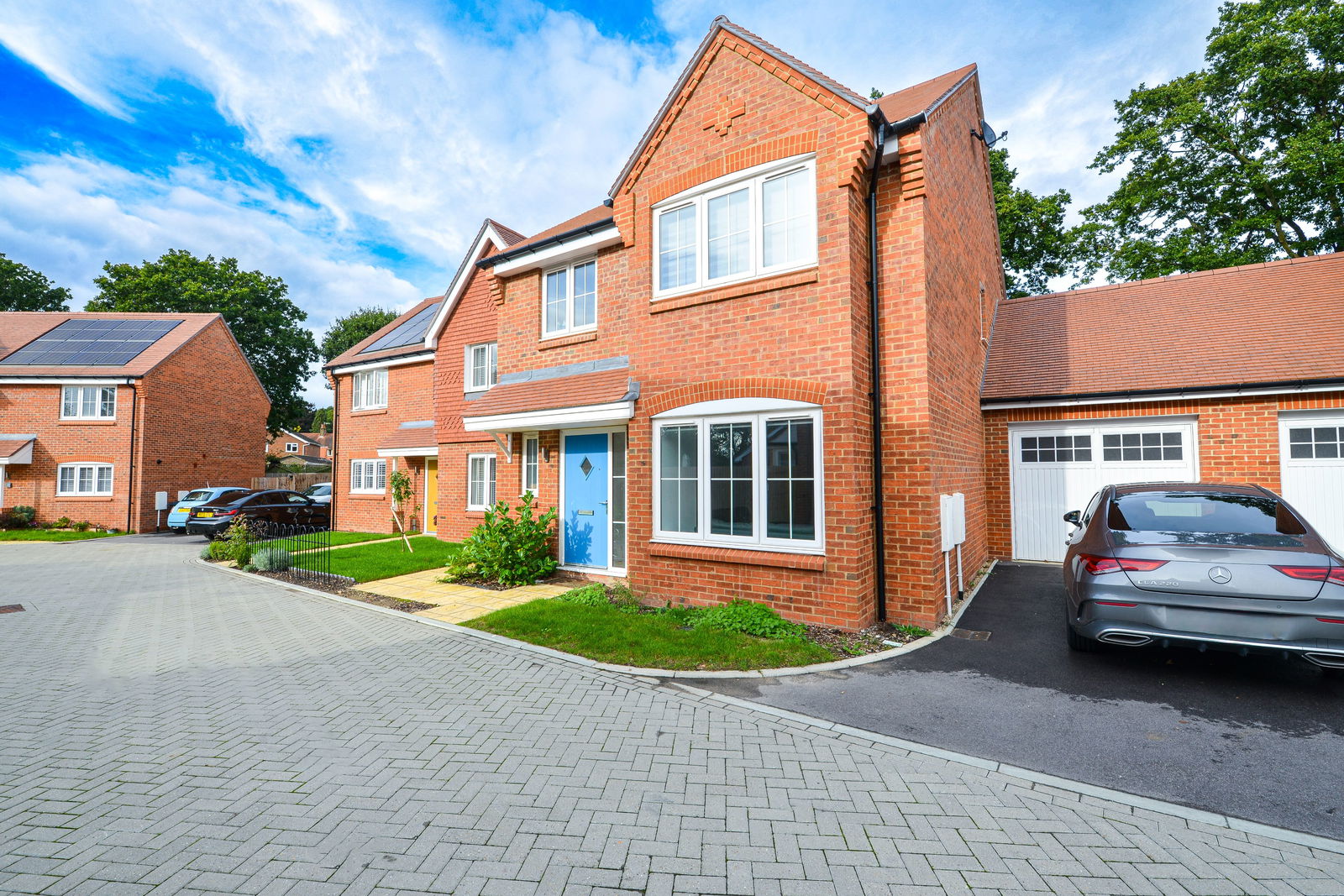 4 bed detached house to rent in Buttercup Close, Ash, Guildford, GU12  - Property Image 2