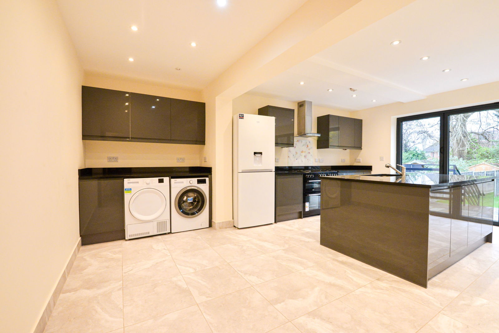 4 bed end of terrace house to rent in Canterbury Road, Guildford 4
