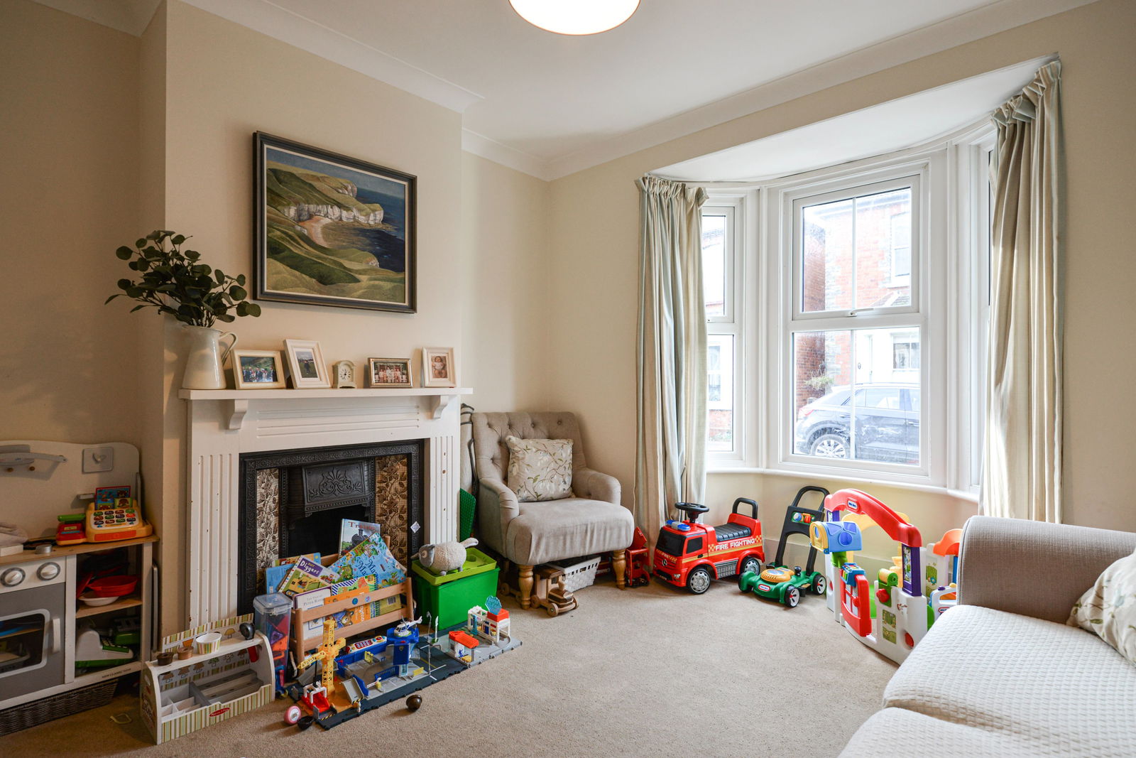 2 bed semi-detached house to rent in Sycamore Road, Guildford 1