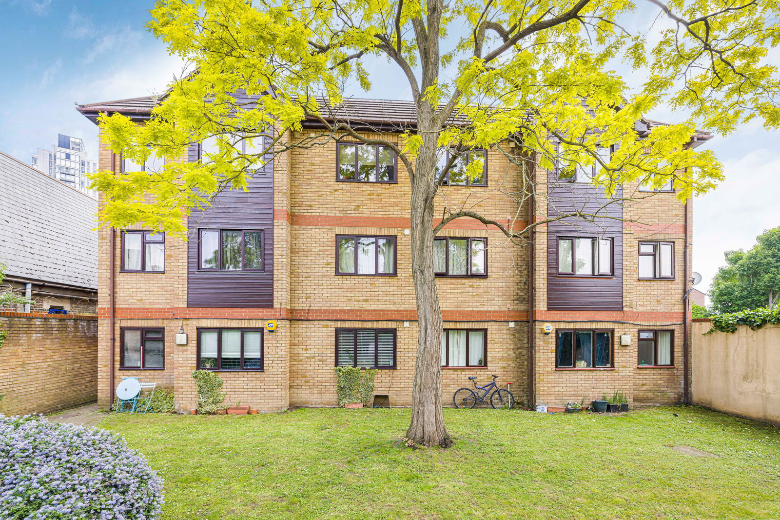 2 bed flat to rent in Harton Street, London 9