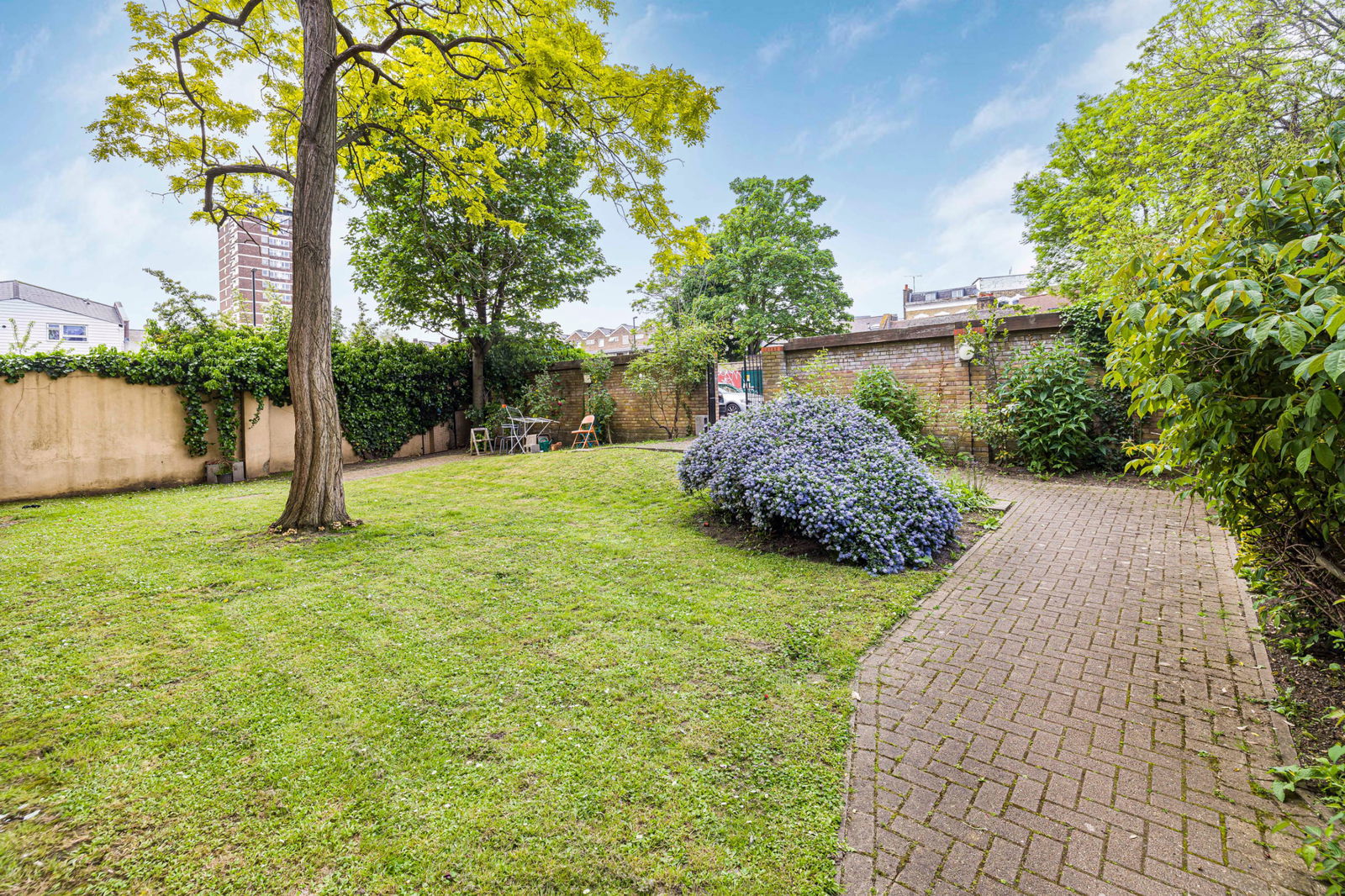 2 bed flat to rent in Harton Street, London 8