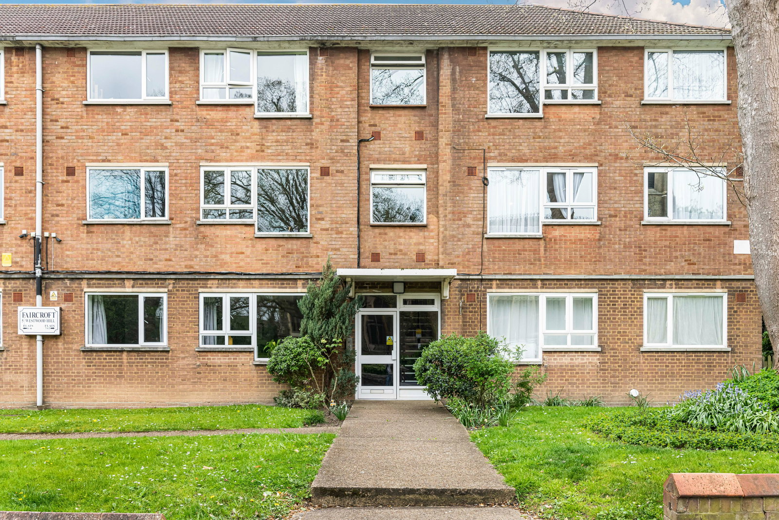 2 bed flat to rent in Westwood Hill, London 16