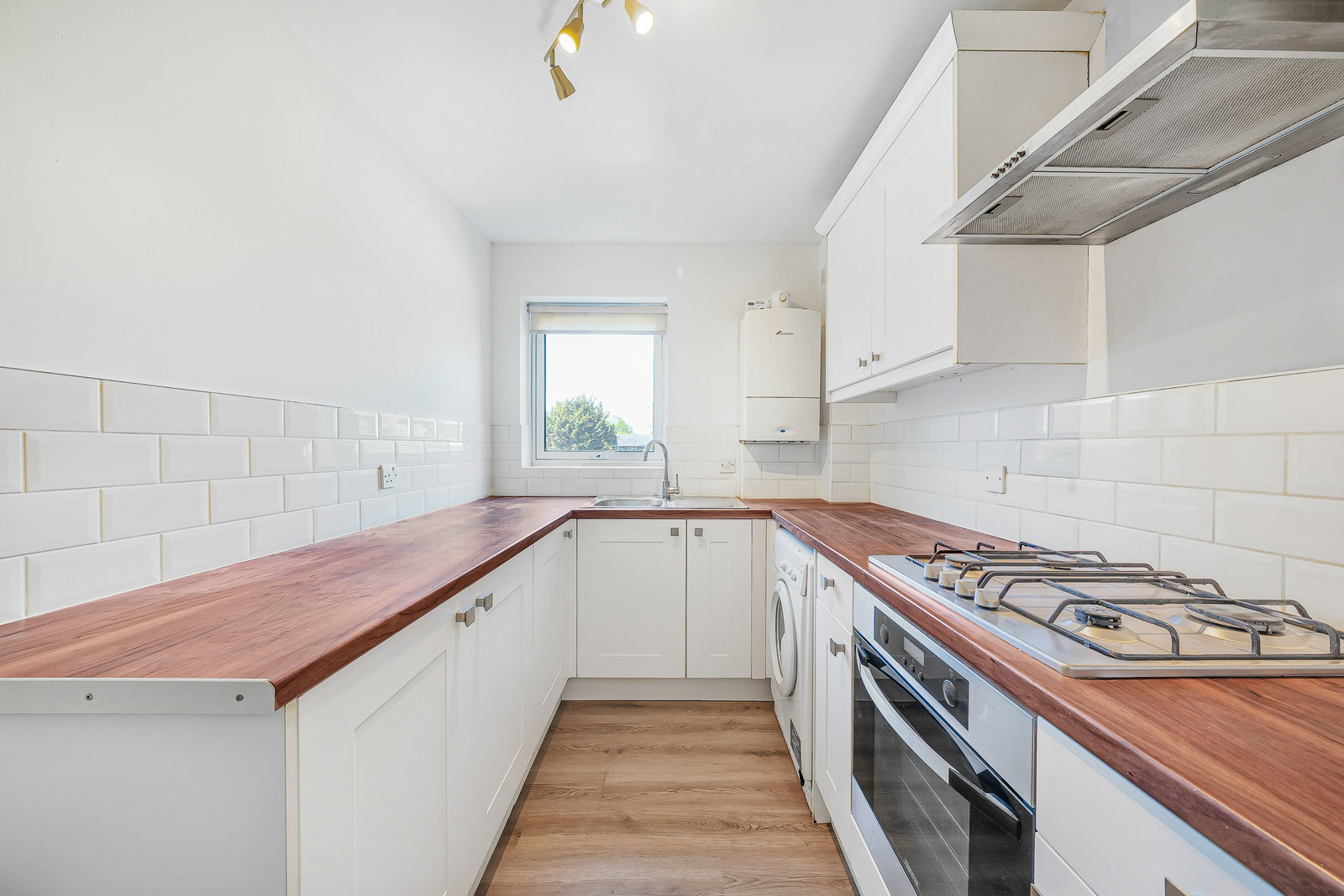 2 bed flat to rent in Whitehaven Close, Bromley 2