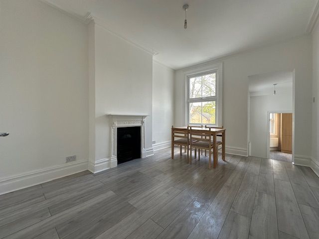 2 bed flat to rent in Queen Anne Avenue, Bromley 2