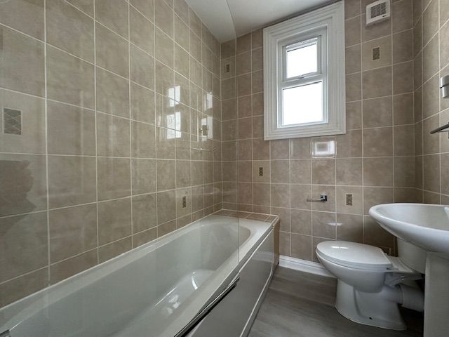 2 bed flat to rent in Queen Anne Avenue, Bromley 6