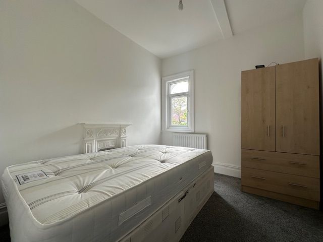 2 bed flat to rent in Queen Anne Avenue, Bromley 3