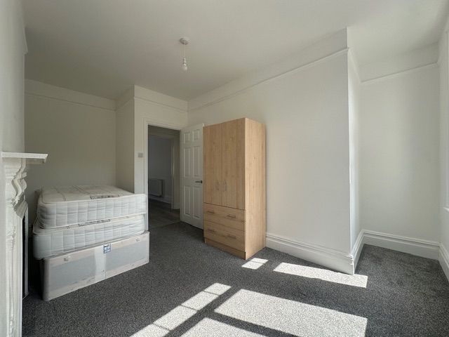 2 bed flat to rent in Queen Anne Avenue, Bromley 4