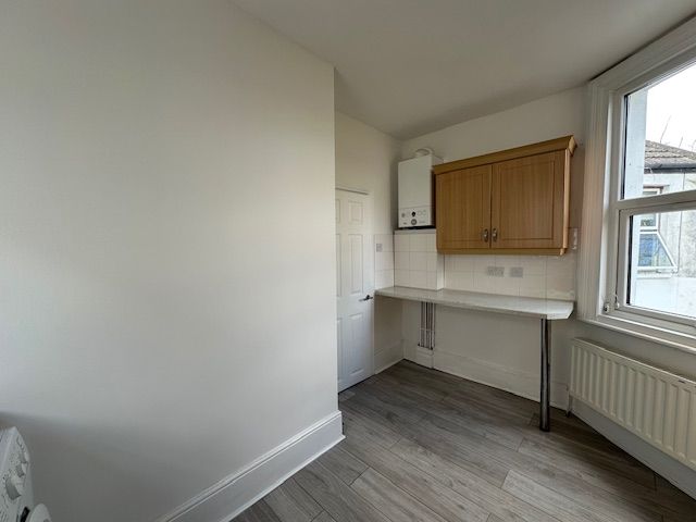 2 bed flat to rent in Queen Anne Avenue, Bromley  - Property Image 2