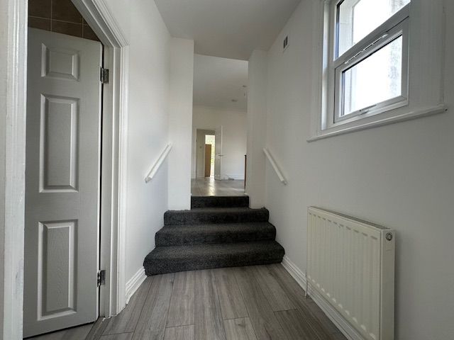 2 bed flat to rent in Queen Anne Avenue, Bromley 5