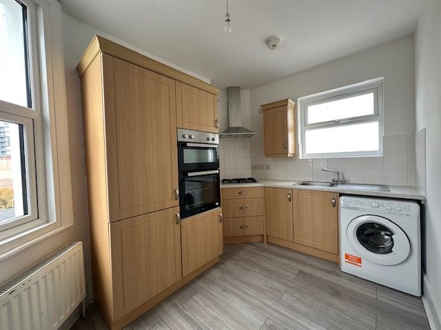 2 bed flat to rent in Queen Anne Avenue, Bromley, BR2