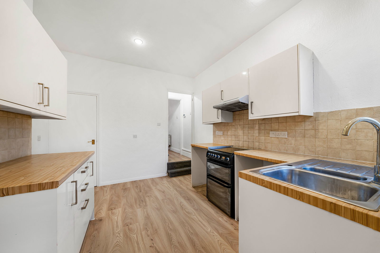 3 bed terraced house for sale in Godstone Road, Whyteleafe 4