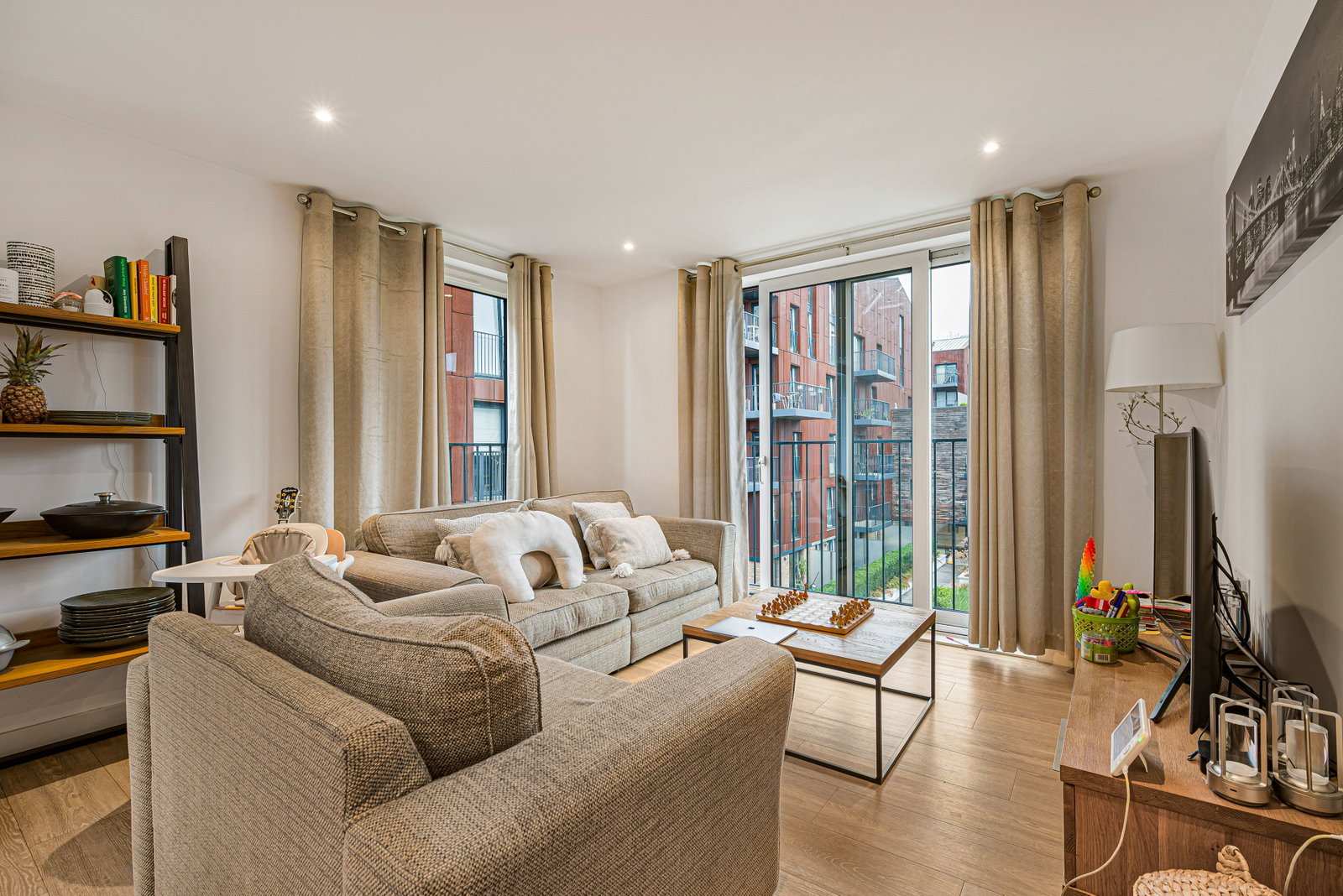 2 bed flat to rent in Mary Rose Square, London 5