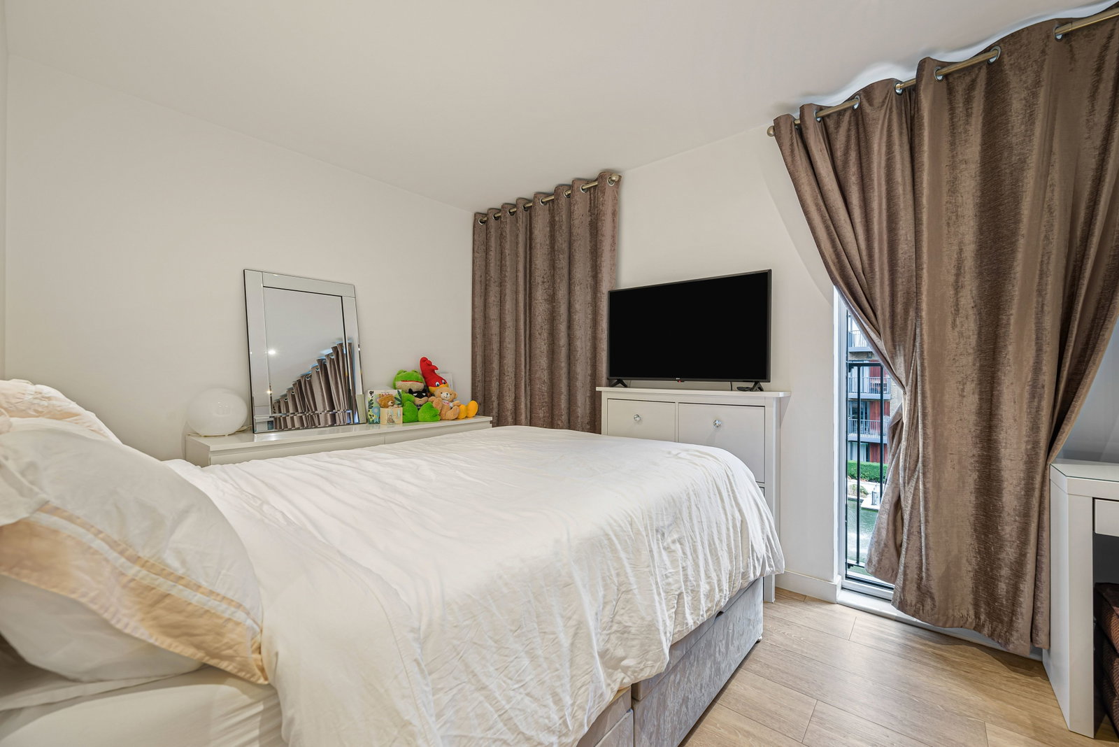 2 bed flat to rent in Mary Rose Square, London 8
