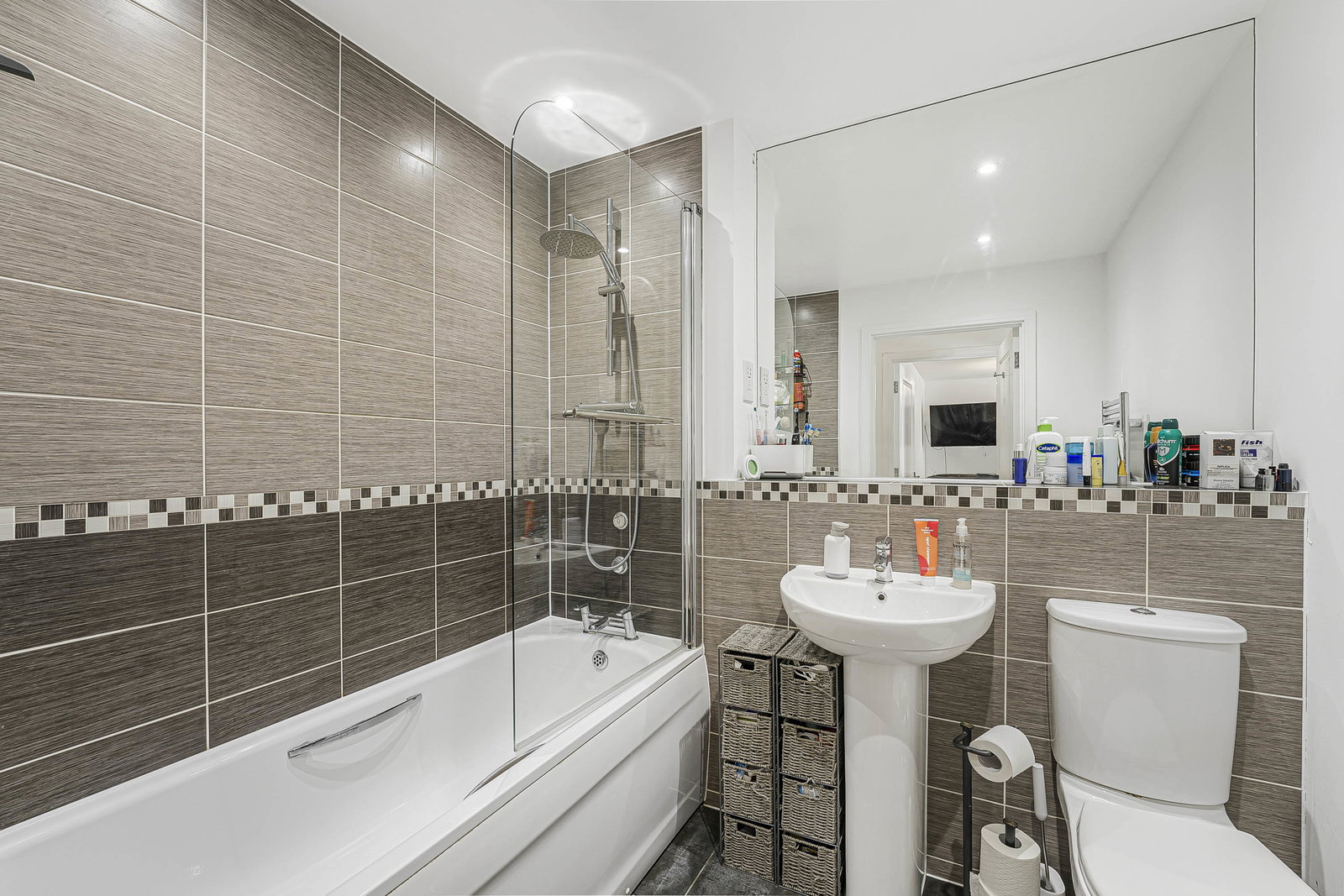 2 bed flat for sale in Renwick Drive, Bromley 9