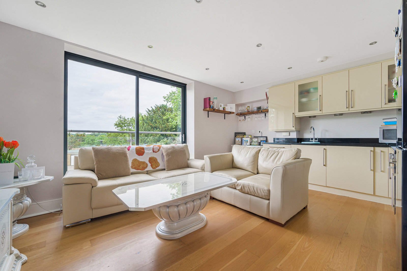 2 bed flat for sale in Albemarle Road, Beckenham 1