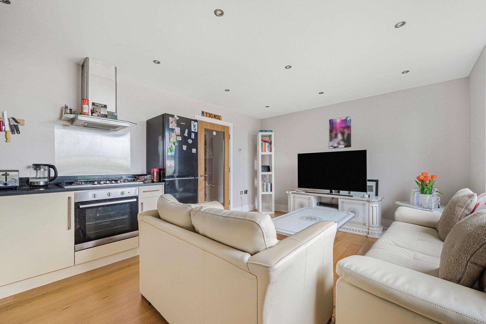 2 bed flat for sale in Albemarle Road, Beckenham 2