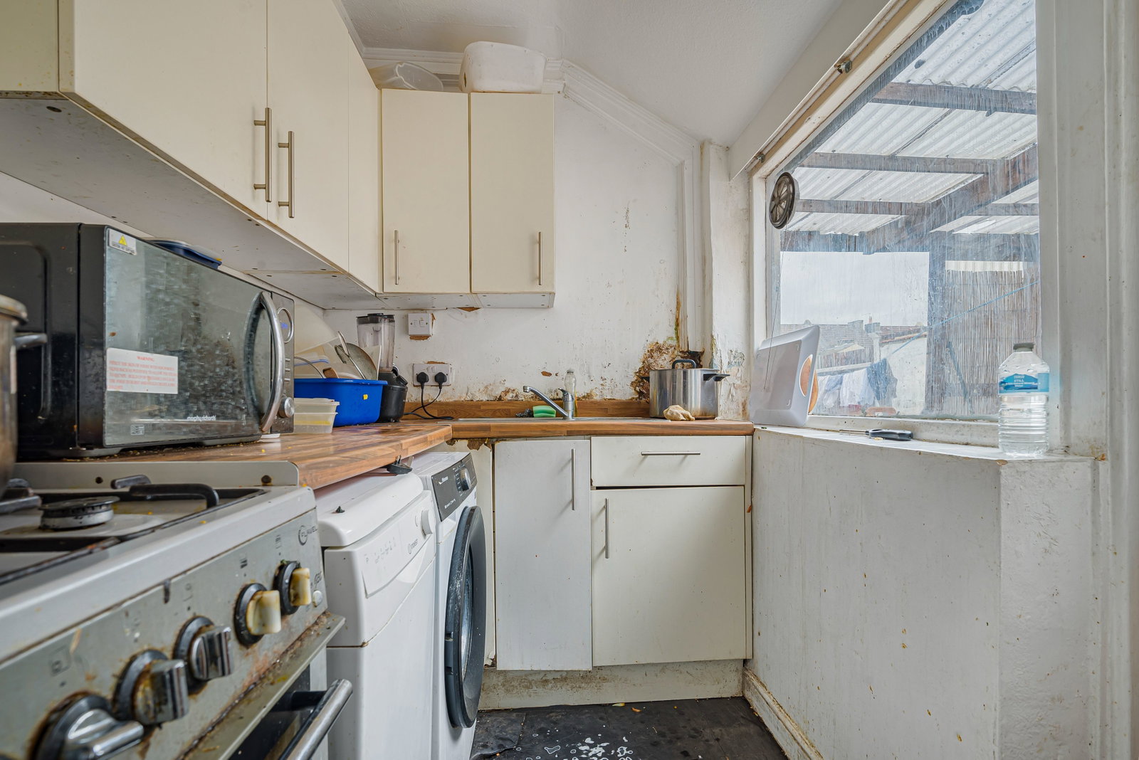 2 bed end of terrace house for sale in Addison Road, Bromley 4