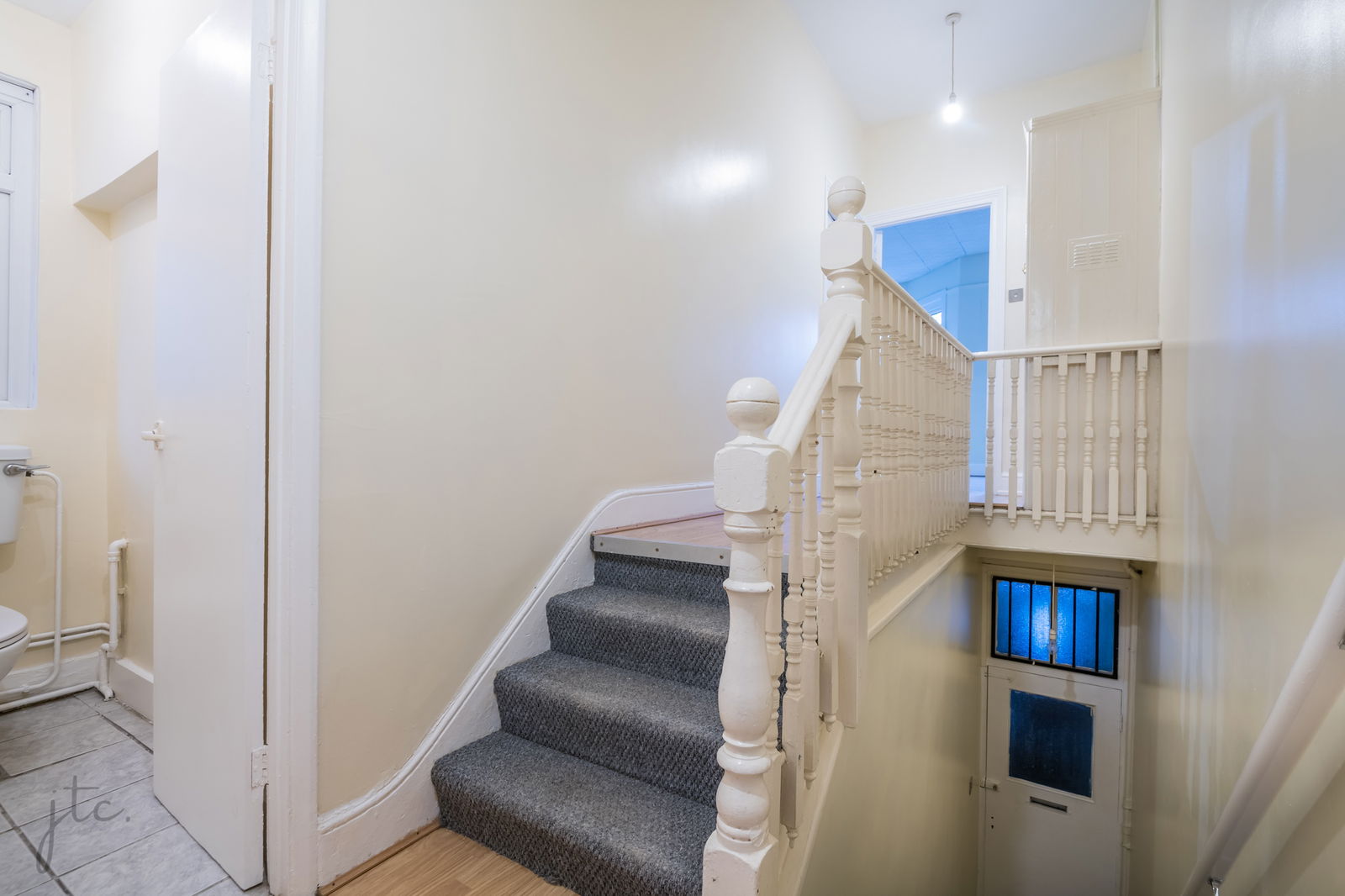 2 bed flat to rent in Aspinall Road, London 7