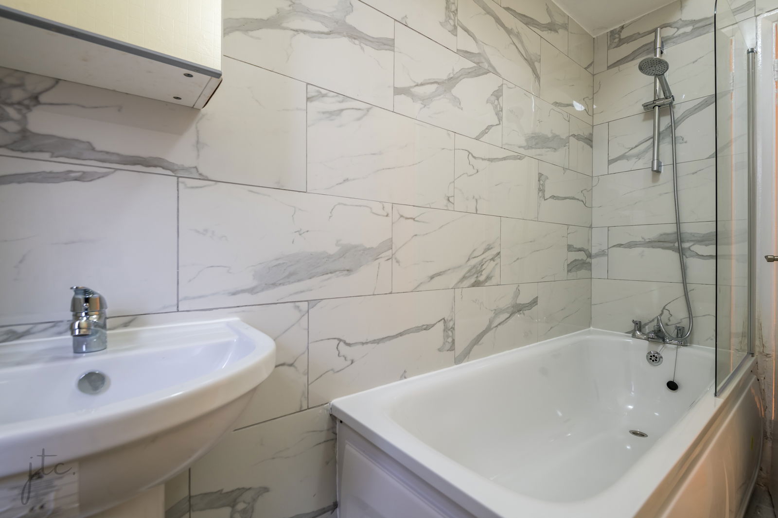 2 bed flat to rent in Aspinall Road, London 9