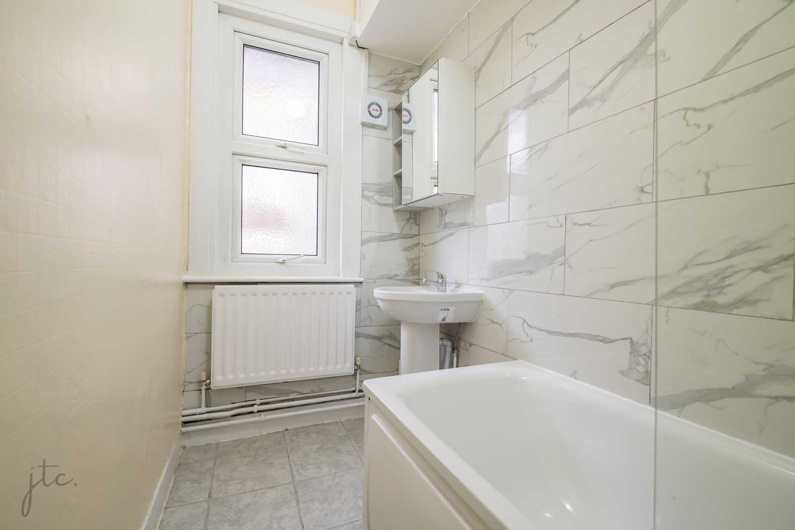 2 bed flat to rent in Aspinall Road, London 10