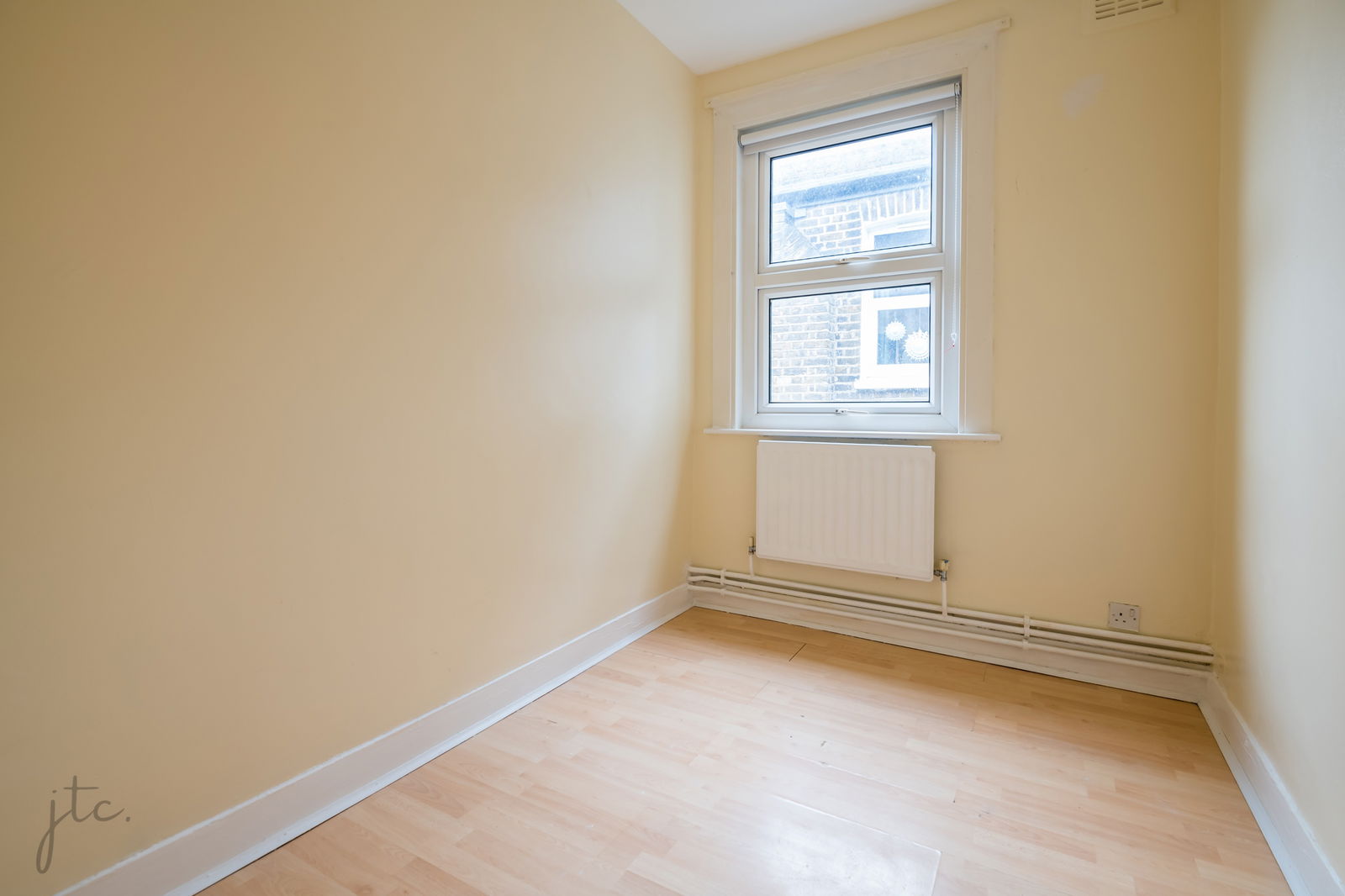 2 bed flat to rent in Aspinall Road, London 8