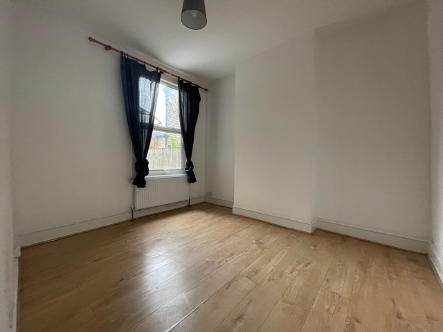 4 bed end of terrace house to rent in Bellenden Road, London 2