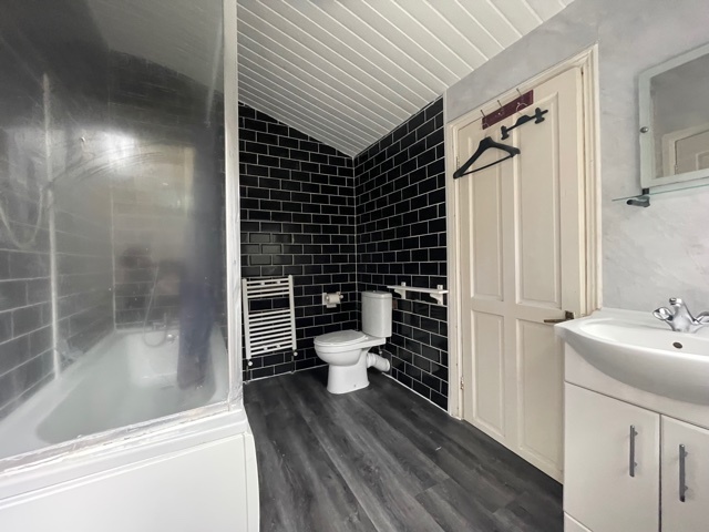 4 bed end of terrace house to rent in Bellenden Road, London 7