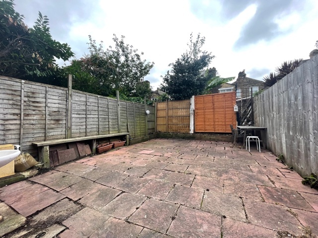 4 bed end of terrace house to rent in Bellenden Road, London 9