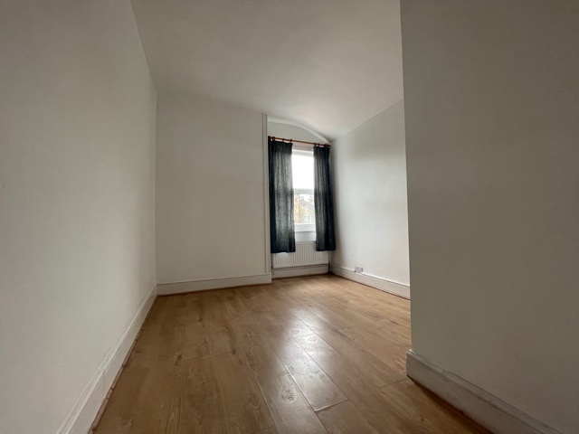 4 bed end of terrace house to rent in Bellenden Road, London 6