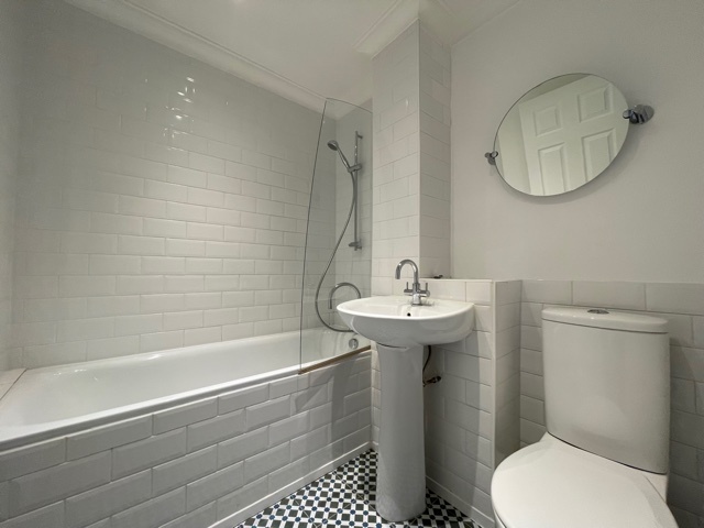 1 bed flat to rent in Beacon Gate, London 5