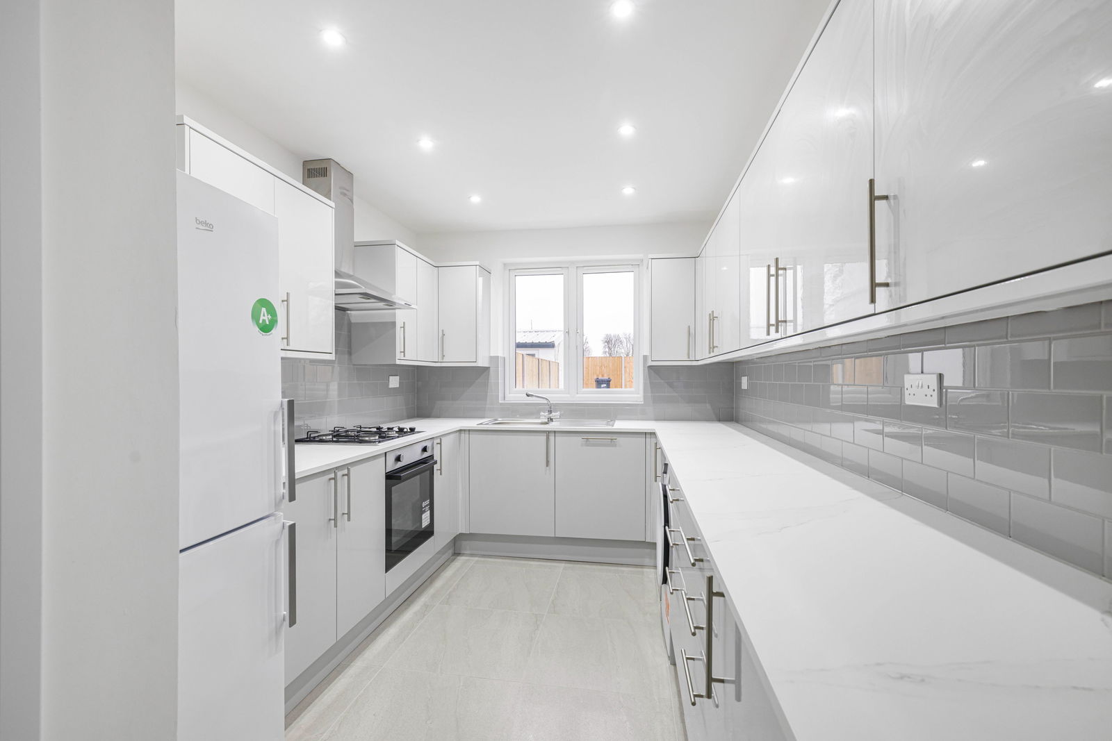 4 bed semi-detached house to rent in Southlands Road, Bromley 2