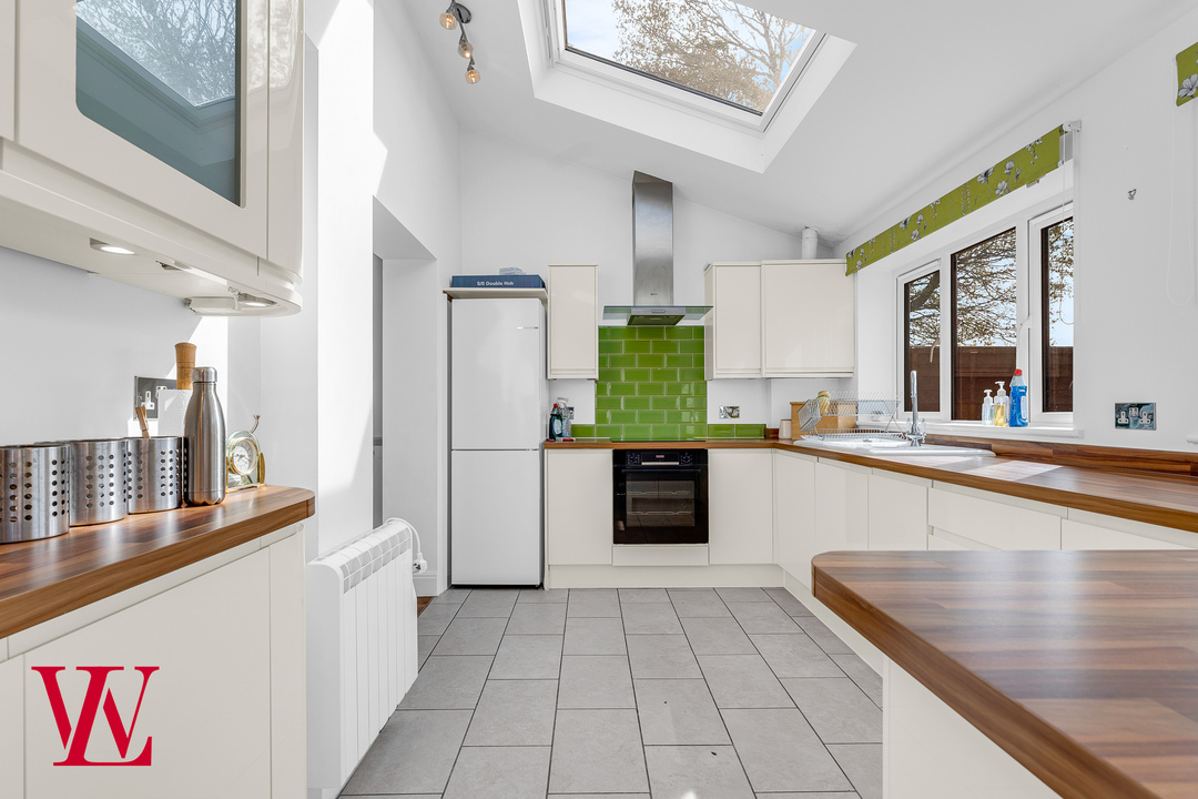 3 bed semi-detached house for sale in Robinson Close, Bishop's Stortford, Hertfordshire 2