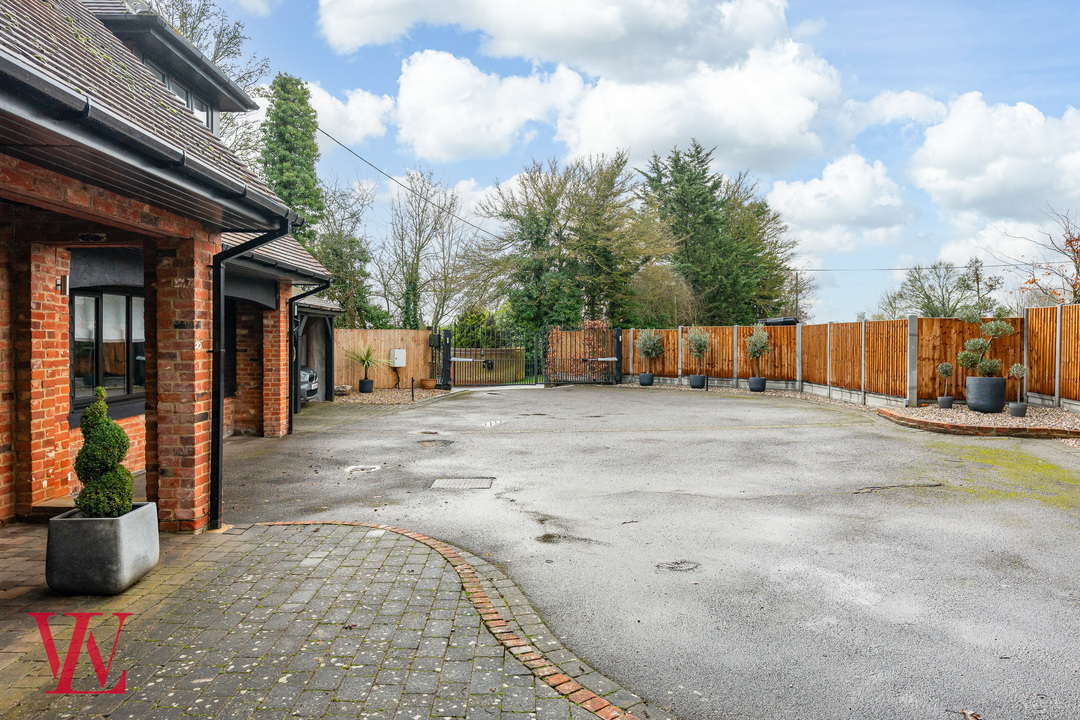 5 bed detached house for sale in Chelmsford Road, White Roding, Dunmow, Essex 45