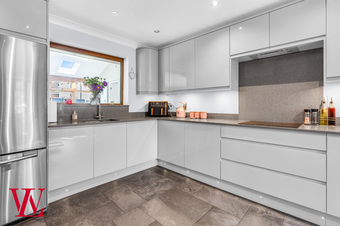 5 bed detached house for sale in Nursery Rise, Dunmow, Essex 3