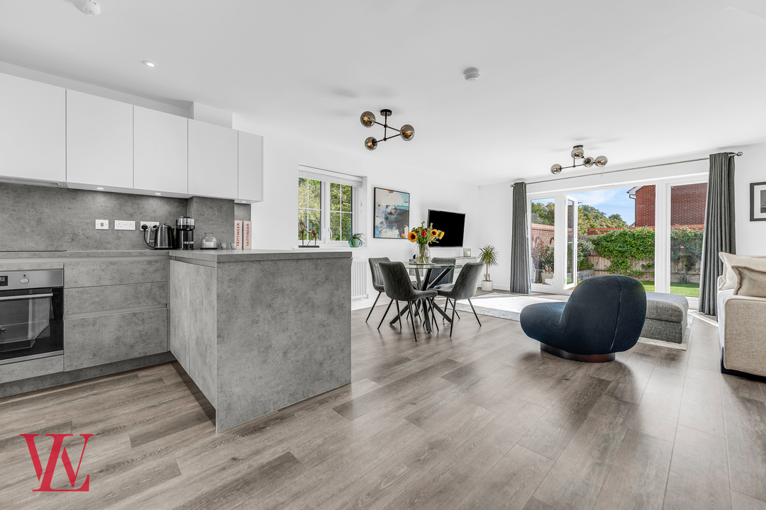 3 bed end of terrace house for sale in Ellis Drive, Bishop's Stortford, Hertfordshire 2