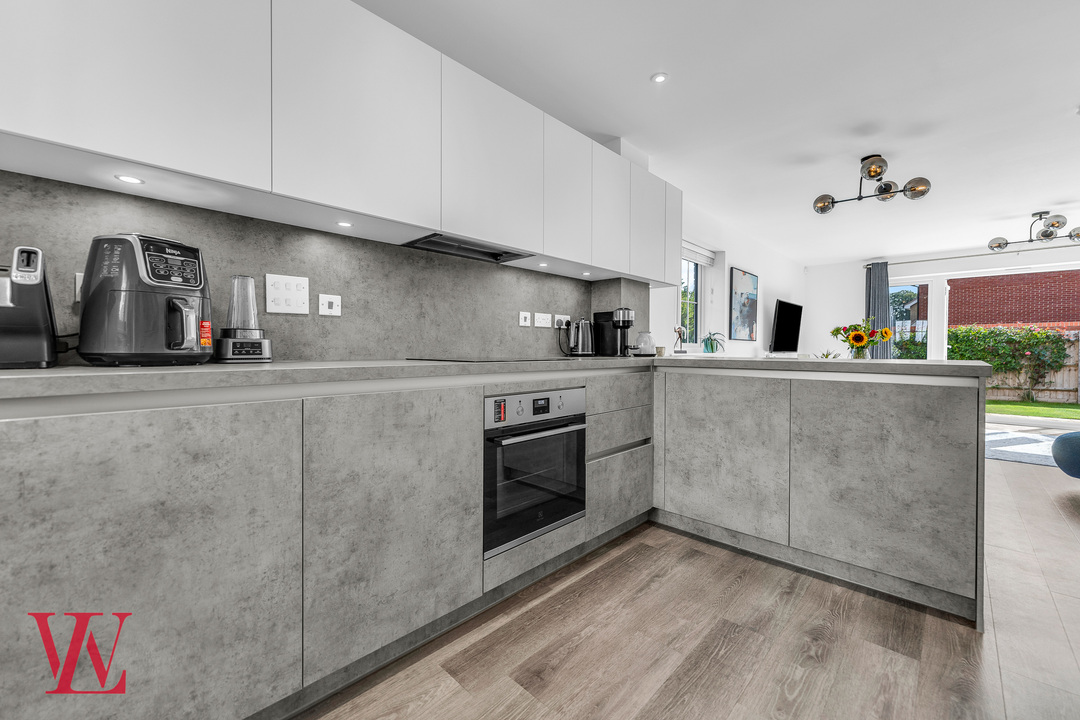 3 bed end of terrace house for sale in Ellis Drive, Bishop's Stortford, Hertfordshire 6