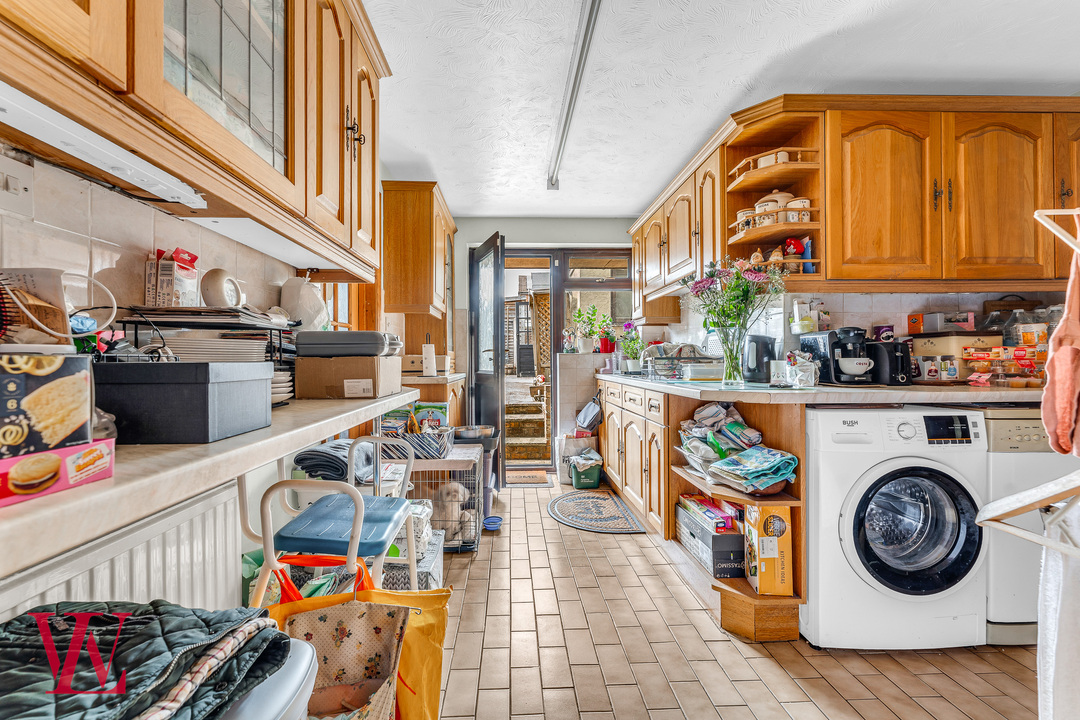 4 bed semi-detached house for sale in Lower Park Crescent, Bishop's Stortford, Hertfordshire  - Property Image 8