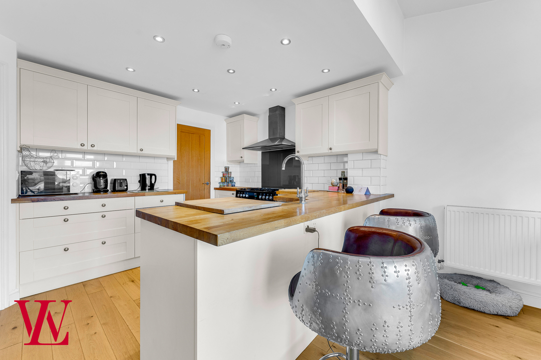 3 bed end of terrace house for sale in Benningfield Road, Widford, Ware, Hertfordshire 2