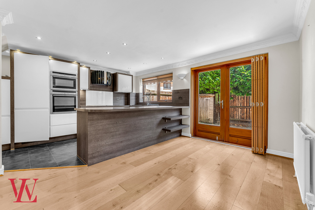 2 bed end of terrace house for sale in Foxley Drive, Bishop's Stortford, Hertfordshire 3