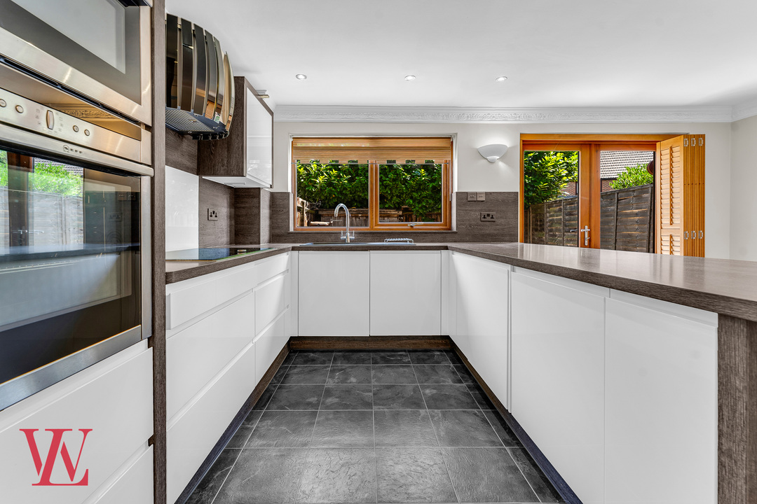 2 bed end of terrace house for sale in Foxley Drive, Bishop's Stortford, Hertfordshire 4