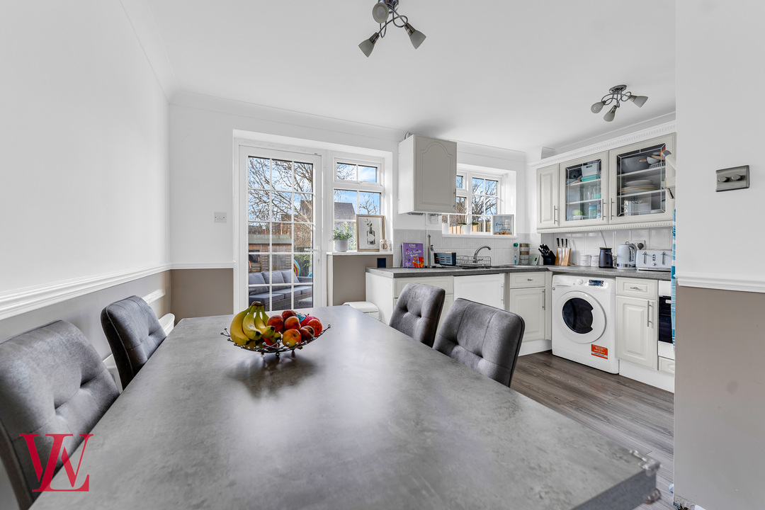 2 bed terraced house for sale in Nursery Fields, Sawbridgeworth, Hertfordshire 3