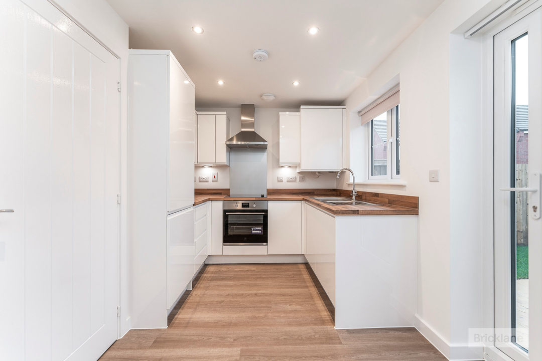 3 bed semi-detached house to rent in Curtis Road, Bishop's Stortford, Hertfordshire  - Property Image 3