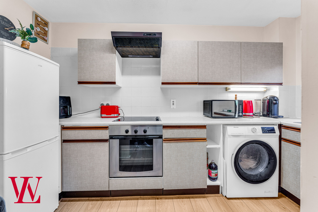 1 bed end of terrace house for sale in Mathams Drive, Bishop's Stortford, Hertfordshire 3