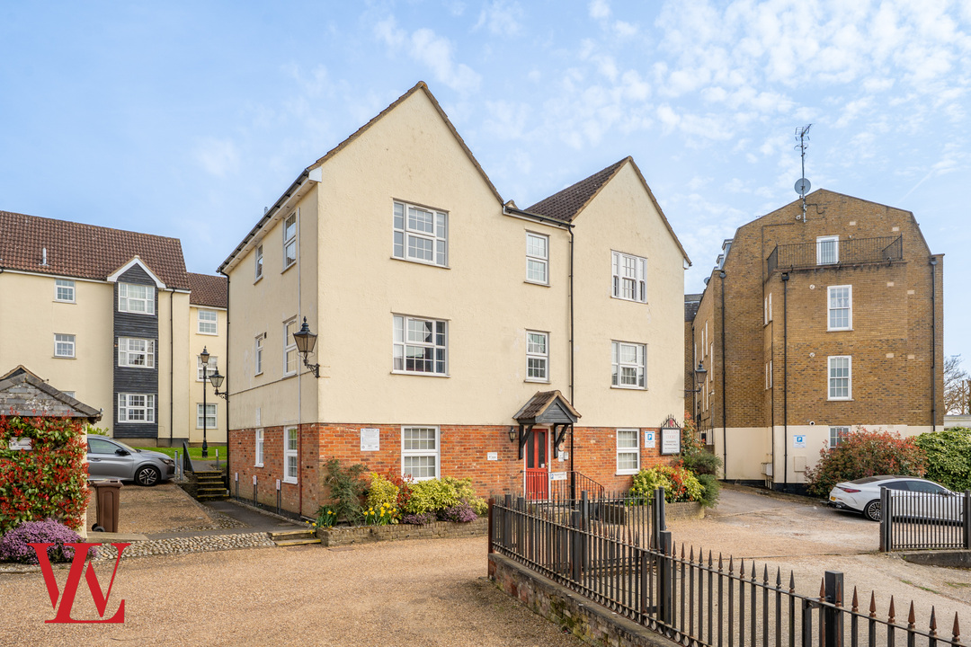 1 bed apartment for sale in Red Lion Court, Bishop's Stortford, Hertfordshire - Property Image 1